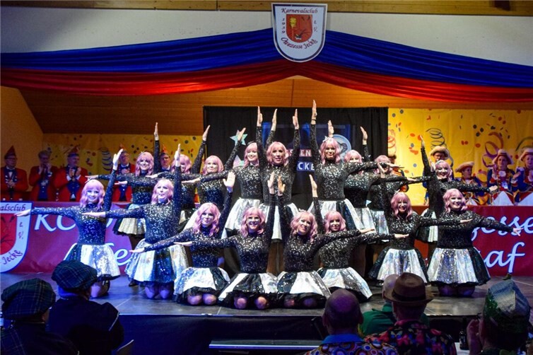 Die Showtanzgruppe des KCOs Owezessener Pappdeckelche, trainiert von Isabel Ritzdorf, sorgte für Stimmung in der Halle.  Foto: privat