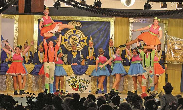 Die Showtanzgruppe zeigt gekonnte Hebefiguren.privat