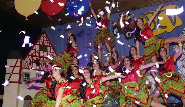 Die Showtanzmädels vom Strimmiger Bergentführten das Narrenvolk gekonnt nach Mexiko.
