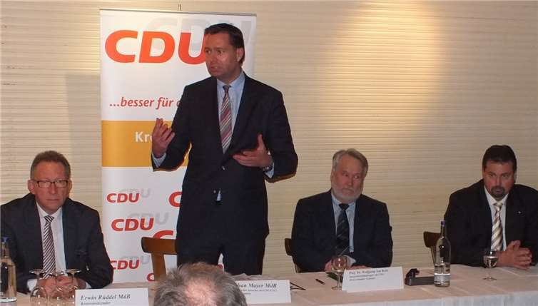 Die „Sicherheit“ als wichtiges Gut beleuchteten: v.li. CDU-Kreisvorsitzender Erwin Rüddel MdB, der Innenpolitische Sprecher der CDU/CSU-Bundestagsfraktion Stephan Mayer, Moderator Prof. Dr. Wolfgang von Keitz und der Vorsitzende der CDU-Kreistagsfraktion Michael Christ.Reinhard Vanderfuhr/Büro Rüddel
