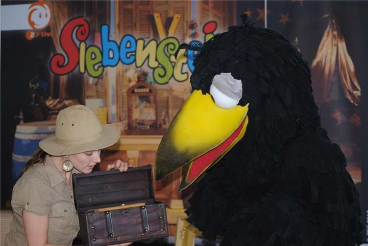 Die Siebenstein-Bühnenshow „Rabe Rudi sucht einen Schatz“ kommt in den Kurpark.  Foto: Agentur Himmel und Erde, Bochum