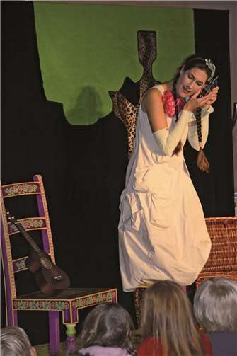 Die Siegburger Schauspielerin Julia Torres zu Gast im Pfarrzentrum am Lindenplatz. privat