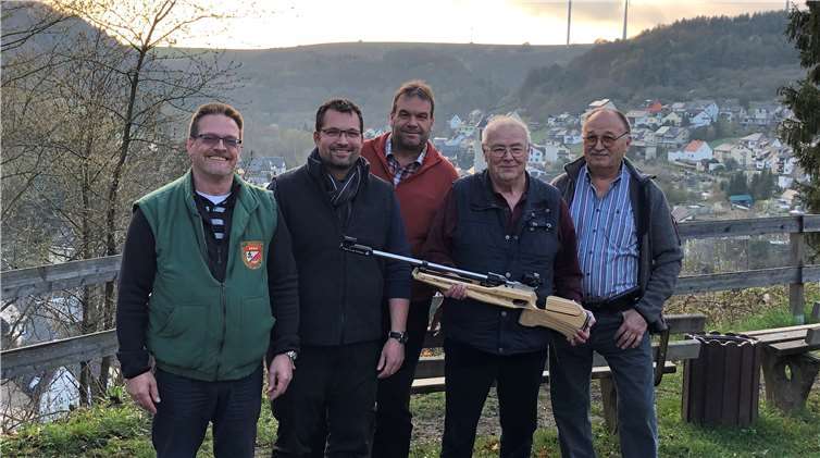 Die Sieger: Mike Vogel (v.li.n.re.), Andreas Sauerborn, Brudermeister Joachim Engel, Sieger Georg Lawer und Winfried Börder. Foto: privat