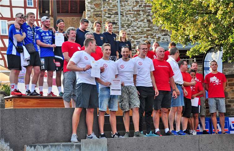 Die Sieger (Platz 1 bis 10) bei der großen Siegerehrung. Foto: J. Luecker (www.foto-shark.com)