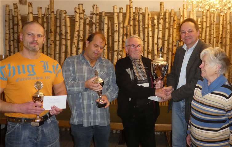 Die Sieger auf einen Blick (von links): Stefan Gritzner, André Lehmann, Peter Heuser, Dr. Axel Friedrich und Marga Drenk, die gute Seele des Turniers.privat