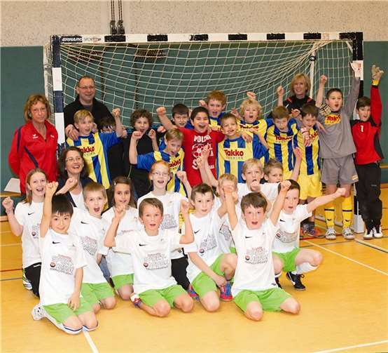 Die Sieger aus Urbach und die Zweitplatzierten aus Raubach (weiße Trikots).WT