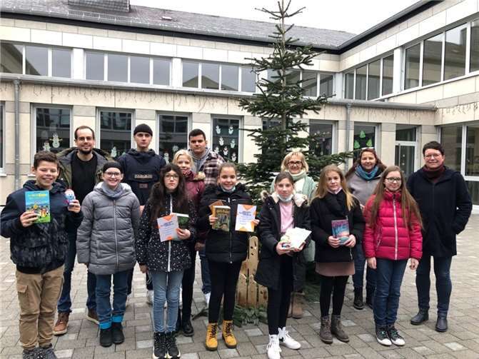 Die Sieger aus dem Vorlesewettbewerb der 4 sechsten Klassen mit der Jury. Foto: Kurfürst-Balduin-Realschule plus FOS Kaisersesch