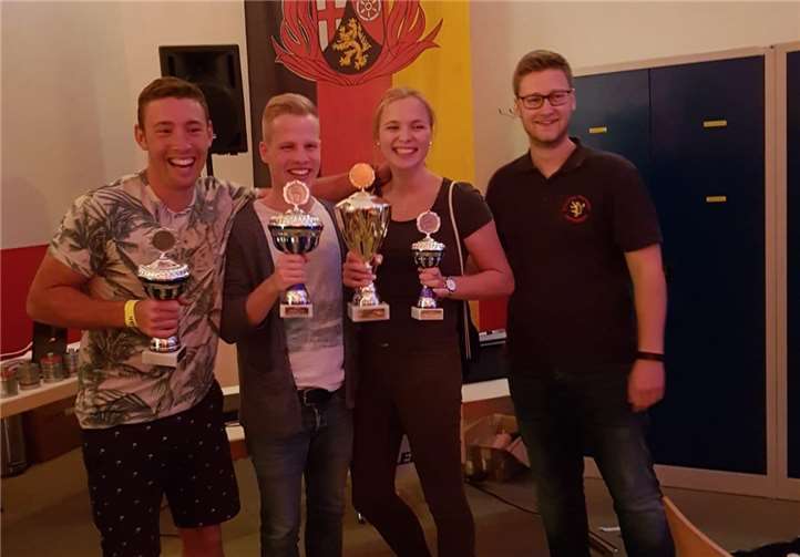 Die Sieger beim Schockenturnier erhielten die begehrten Pokale. Foto: privat