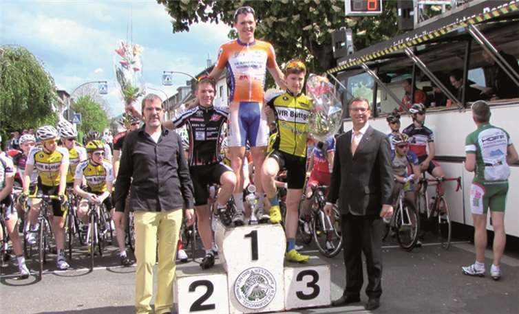 Die Sieger beim Zieleinlauf der U17 (Ehrenpreis des Landkreises Ahrweiler) mit Startnummer 17: Robert Deike vom SG Radschläger Düsseldorf 1. Platz, mit Startnummer 30: Luca Felix Happke RSV Unna 2. Platz und Startnummer 25: Rene´Otterbein VfR Büttgen 1912 e.V. 3. Platz. Gnath