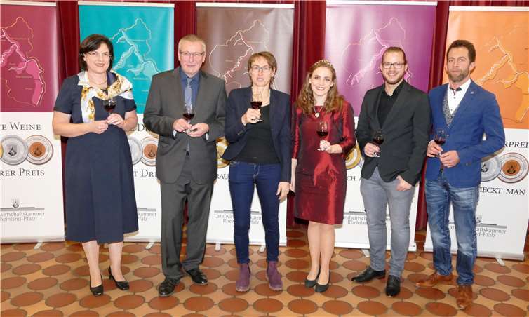 Die Sieger der Ahr mit Ahrweinkönigin Annika Schooß. Hans-Peter Mertens