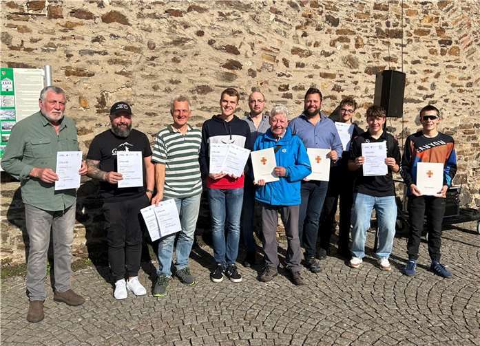 Die Sieger der Aktion Stadtradeln wurden von OB Siefert und Klimaschutzmanager Kiefer geehrt. V.l.n.r.: Manfred Hilgers, Tino Hillesheim, Matthias Boller, Leonhard Lydka, Michael Kiefer, Gerhard Lotz, Lennart Siefert, Collin Borsch, Eric Maschke, Paul Sauer