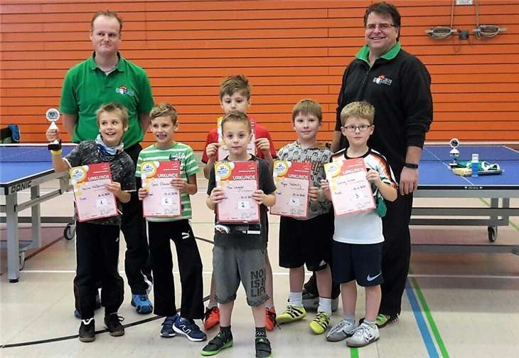 Die Sieger der Altersklasse 3 mit Sportwart Michael Gries und 1. Vorsitzender Hans-Jürgen Freund. privat