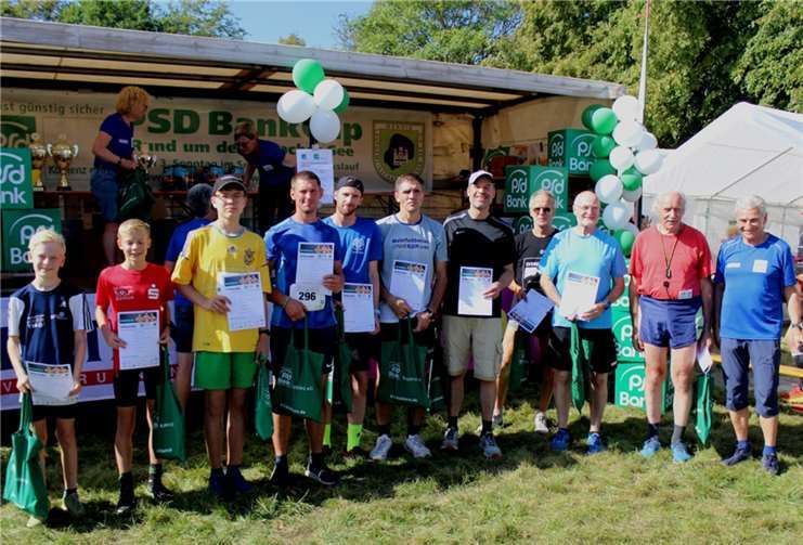 Die Sieger der Altersklassen beim 5000 Meter der Männer bei der Siegerehrung.