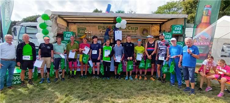 Die Sieger der Altersklassen der Männer beim Hauptlauf (6. v.re. Jonas Humke und 8. v.re. Martin Müller der zweit Platzierte.