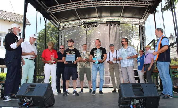 Die Sieger der „Best of Rheinbach Classics“ auf der Bühne am Prümer Wall.  Fotos: DU