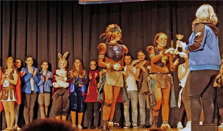 Die Sieger der Dance Academy aus Kaden freuen sich über den ersten Platz und den Gewinn des Turniers.