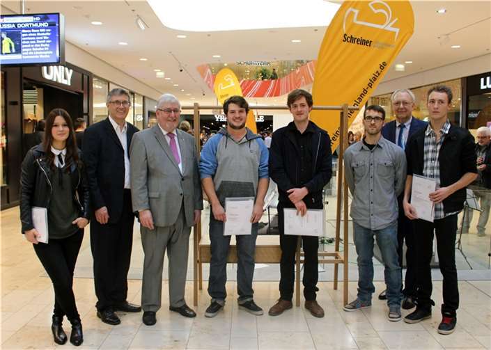 Die Sieger der Guten Form mit Gratulanten (v.l.n.r.): Deborah Störmer (Belobigung), Landesinnungsmeister Stefan Zock, Landtagspräsident Joachim Mertes, Nils Steinbruggger (2. Platz), Robin Euler (1. Platz), Nick Jöhnk (3. Platz) Hermann Hubing (Geschäftsführer Schreiner Rheinland-pfalz), Lukas Schömer (Belobigung).Wiebke Reich