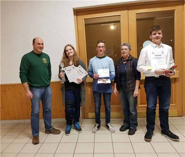 Die Sieger der Jugend: (v.li.) Brudermeister Christoph Nolden, Michelle Osiecki, Aron Kohlbecher, stv. JgSchtzM Christel Reußner, Levin Montermann.