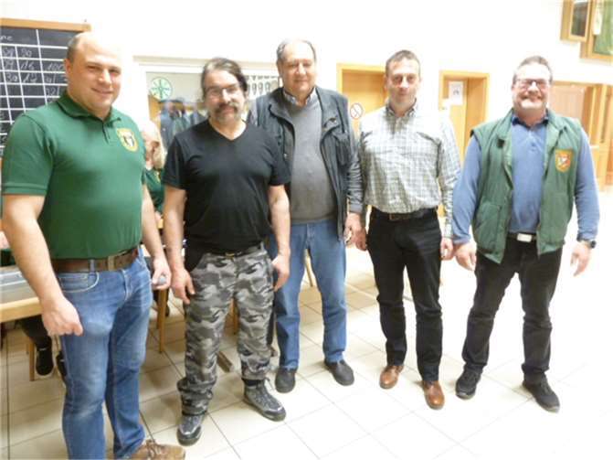 Die Sieger der Konkurrenzscheibe beim Sauschießen in Obermendig. Fotos: privat