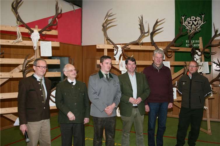 Die Sieger der Trophäenschau mit Kreisjagdmeister Joachim Polch (l.) sowie dem Vorsitzenden des Rotwildhegerings Ahrweiler Ralf Mocken und Dr. Friedrich Kahle (4. und 5. v.l.). WK