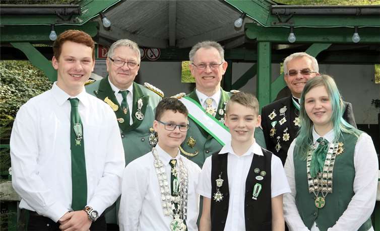 Die Sieger der Wettbewerbe sowie die Verantwortlichen aus dem Bezirksverband Rhein-Ahr (v.l.n.r.): Timo Dräger, Kai Hengsberg, Tom Föhmer, Jacqueline Ockenfels; (2. Reihe, v.l.n.r.:) Bezirksjungschützenmeister Gerd Bollig, Bundesmeister Sigi Belz und Präses Herber Ritterrath.privat