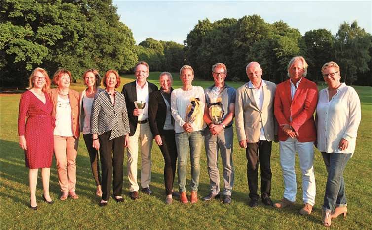 Die Sieger des 20. Lions Golfturnier in der Abendsonne. Lions Club Bonn