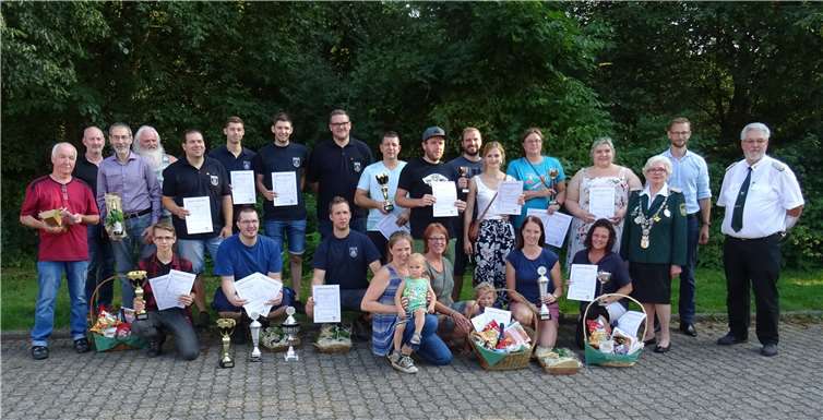 Die Sieger des 42. Verbandsgemeinde-Pokalschießen 2019 mit Verbandsgemeinde-Bürgermeister Ulrich Richter-Hopprich und Vertretern der Schützengesellschaft St. Sebastianus Montabaur.Copyright: SG St. Seb. Montabaur