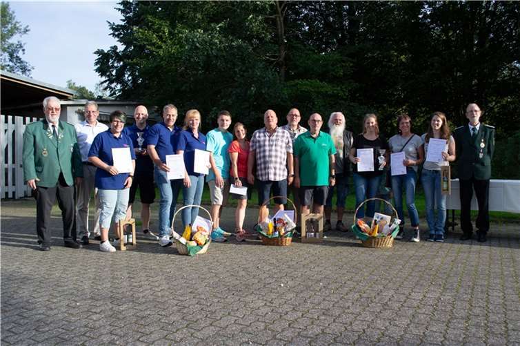 Die Sieger des 44. Verbandsgemeinde-Pokalschießens 2023 mit dem Ersten Beigeordneten der Verbandsgemeinde Montabaur Andree Stein, Vorsitzenden des Vereins Peter Kunst und Schützenkönig Ralph Peh.l Foto: Jörg Kamp/SG St. Seb. Montabaur