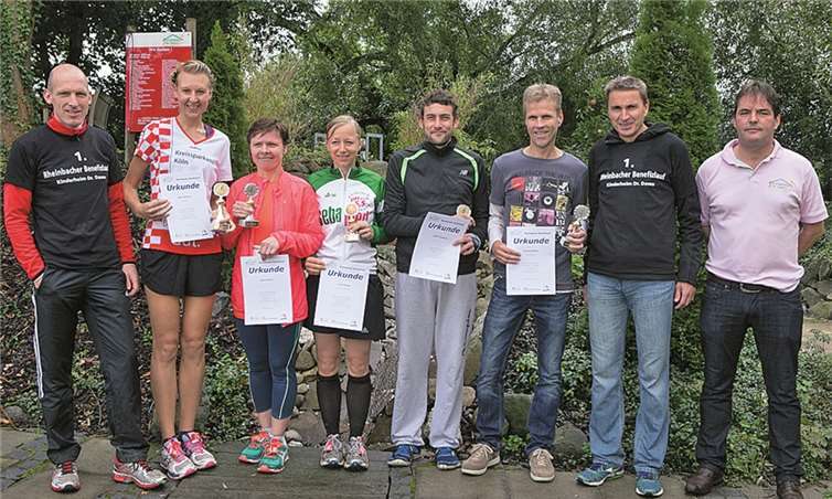 Die Sieger des Benefizlaufes mit Organisatoren (v.l.): Achim Phiesel, Katrin Benicke, Karin Gensch, Linda Hönigl, Ulrich Trautmann, Thomas Gilberg, Joe Körbs und Oliver Stölben. JOST