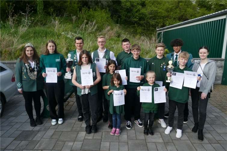 Die Sieger des Bezirksprinzenschießens zusammen mit der Diözesankönigin Teresa Wittig.  Fotos: privat