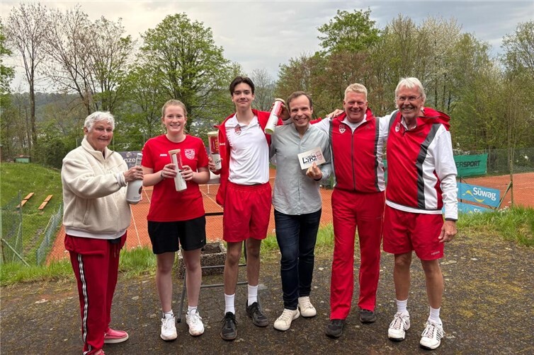 Die Sieger des Eröffnungsturniers:v.l. Helga Reul, Rosa Zeichner, Enno Siebertz, Florian Frings, und Jan Böttger mit ihren Preisen, überreicht vom 1. Vorsitzenden des Vereins, Peter Haltenhof