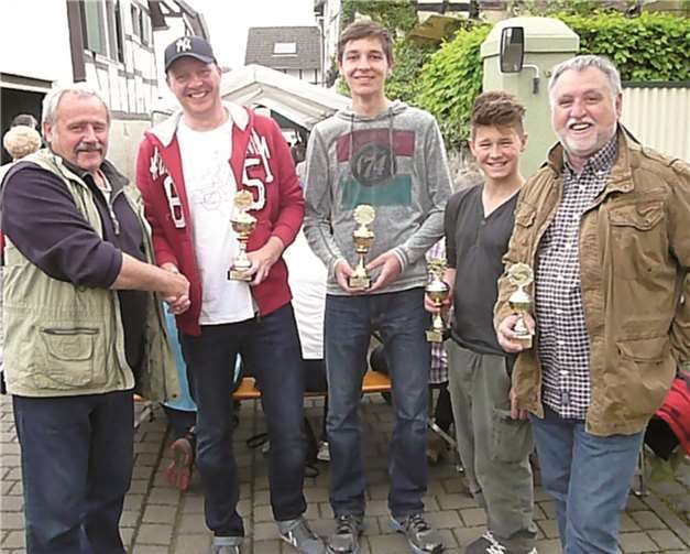 Die Sieger des Freundschaftsangelns (v.l.n.r.): Ferdi Dietzler, Michael Faßbender, Sören Nachtsheim, Mael José Schwarz und Dieter Ritzdorf. privat