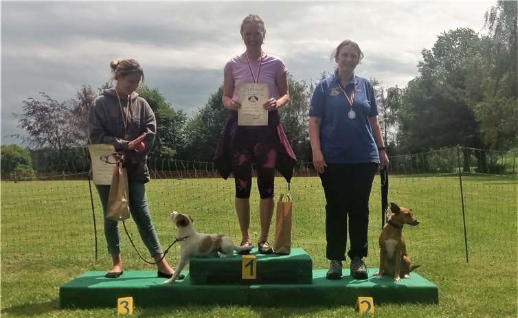 Die Sieger des Hunderennens in der Klasse medium: (v.li.) Julia Turner mit Zuni; Katharina Frommhold/Turner mit Zuni; Nadine Müller mit Rani.Fotos: EICH