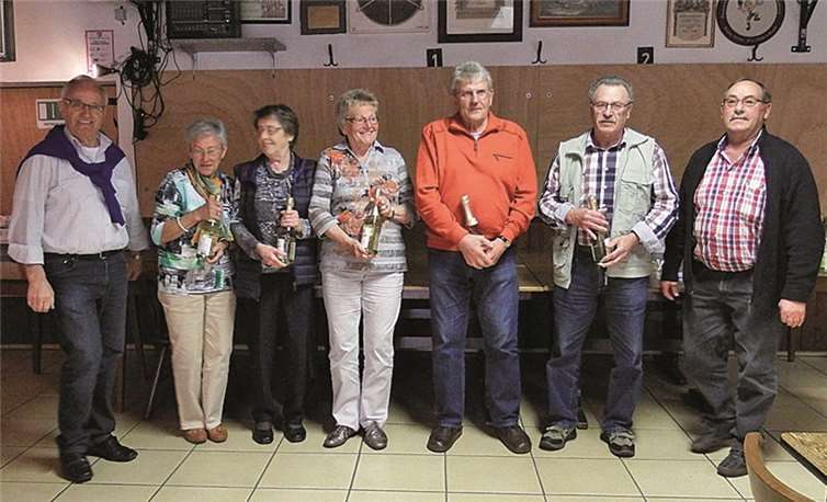 Die Sieger des Königsschießens freuten sich über leckeren Wein. privat