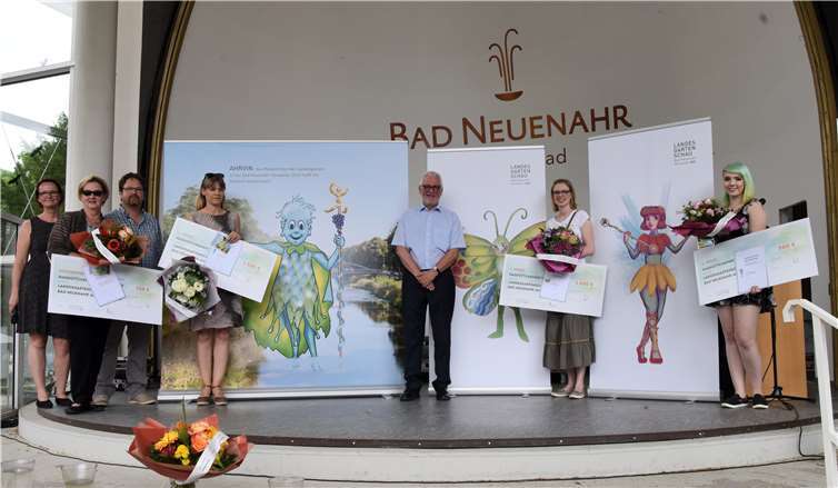 Die Sieger des Maskottchenwettbewerbs bei der Preisübergabe im Kurhaus.