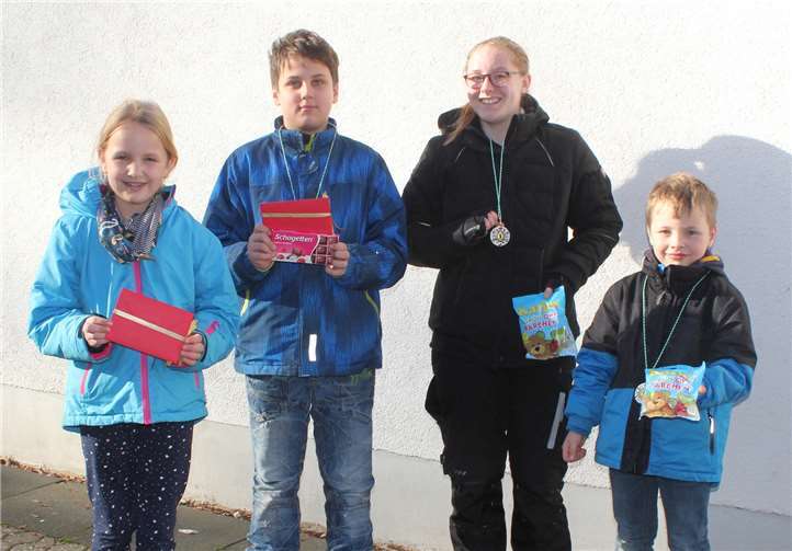 Die Sieger des Memory-Turniers und des Glücksschießens freuten sich über ihre Gewinne.