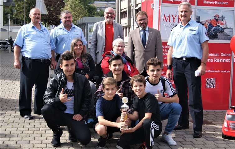 Die Sieger des Menschenkicker freuten sich über den Pokal.Privat