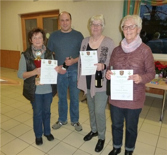 Die Sieger des Nikolauspokalschießens wurden vom Brudermeister ausgezeichnet.