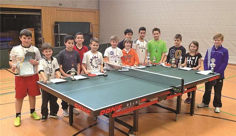 Die Sieger des Ortsentscheids mit ihren Pokalen. privat