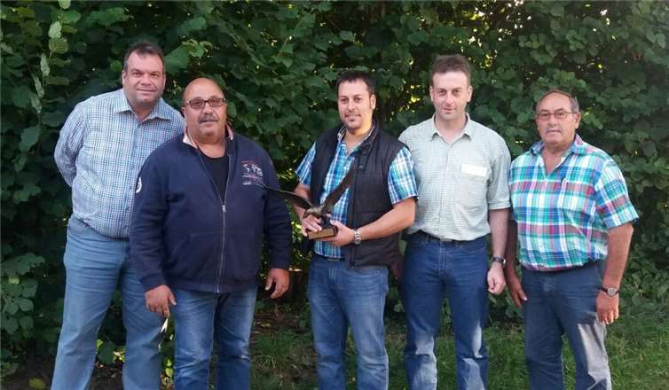 Die Sieger des Preisschießens: (Von links) zweiter Brudermeister Joachim Engel, zweiter Sieger Urban Meid, erster Sieger Carlo Rausch, dritter Sieger Frank Krayer und Brudermeister Jürgen Rausch. privat