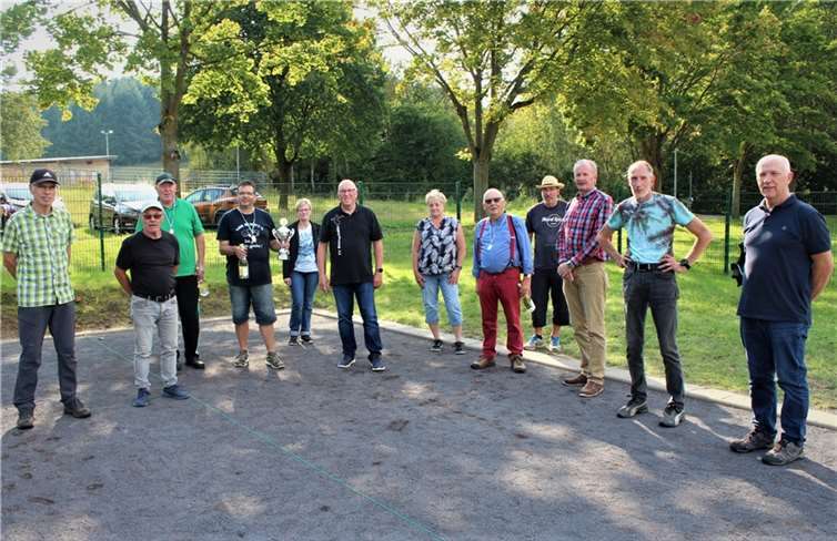 Die Sieger des Turniers 2021: 3.v.li. Hans-Peter Braun, 4.v.li. Hubert Hinz und 8.v.li. Heribert Mandt.Quelle: TV Bassenheim