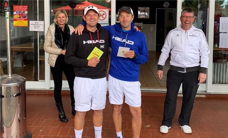 Die Sieger des Turniers bei der Siegerehrung (von links): Kassiererin Marion Heuser-Groten , Markus Garzorz, Roman Garzorz und Sportwart René Kurth.Fotos: privat