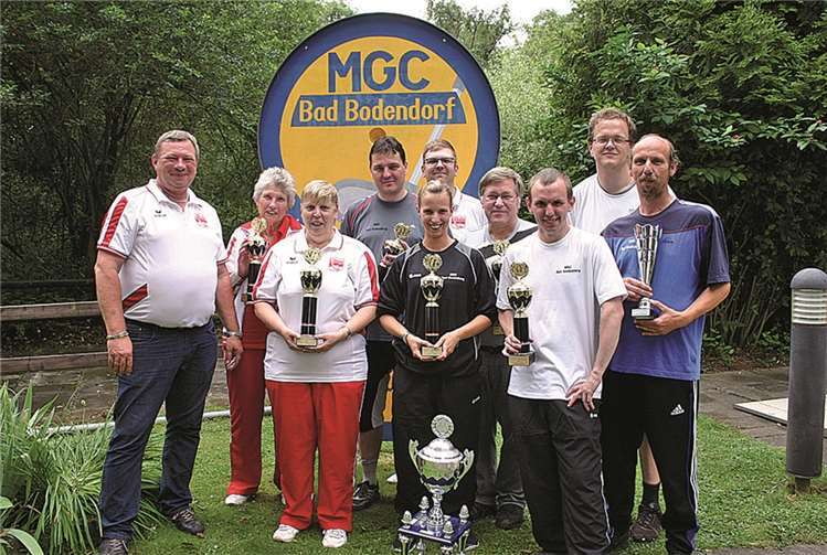 Die Sieger des Turniers präsentierten stolz ihre Pokale. RÜ