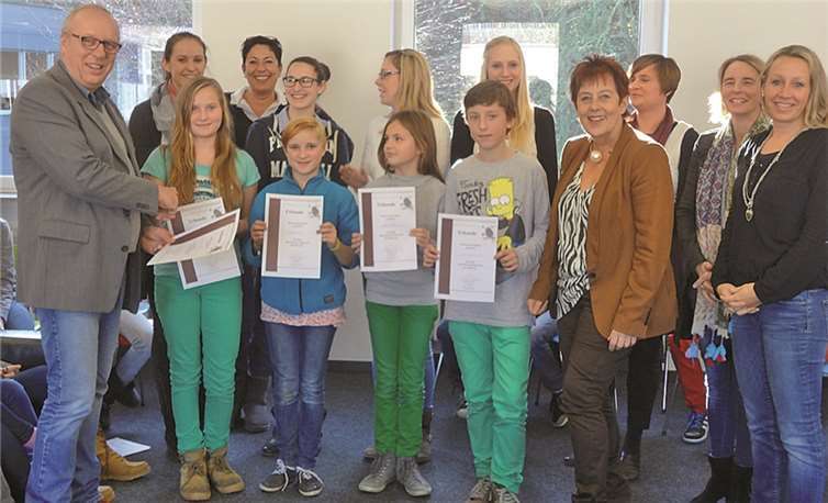 Die Sieger des Vorlesewettbewerbs freuten sich über ihre Urkunden.Privat