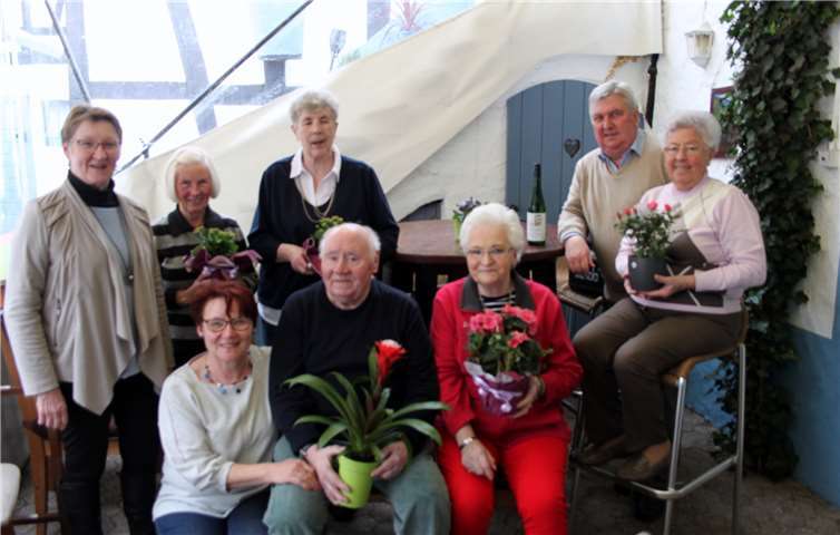 Die Sieger des Wettbewerbs mit ihren BlumenpreisenQuelle:AWO Ortsverein Koblenz