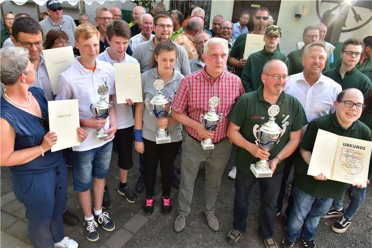 Die Sieger des ersten Amtspokalschießens der neuenVerbandsgemeinde freuten sich über die Auszeichnungen.HEP