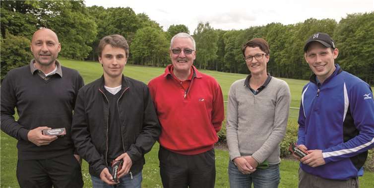 Die Sieger des ersten Monatstellers zum Auftakt beim Golfclub Bonn-Godesberg in Wachtberg (von links): Achim Kiesel, Philipp Bohnenkamp, Spielführer Dr. Christian Stienen, Christina Eich und Julian Stützer.privat