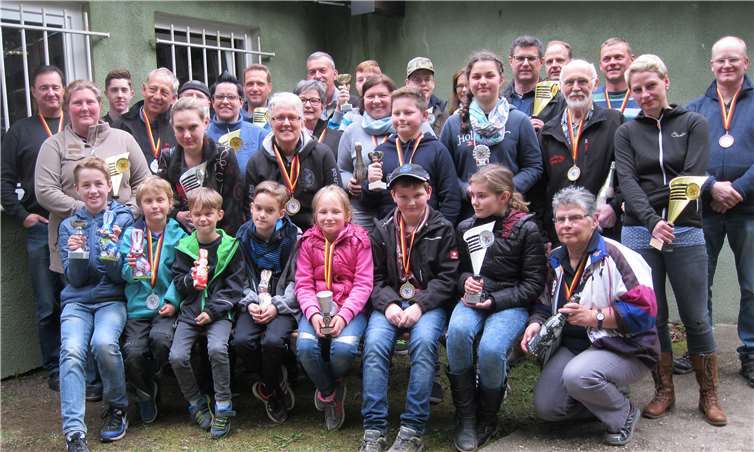 Die Sieger des letzjährigen, mit 170 Teilnehmern bestens besuchten Osterschießens.  privat