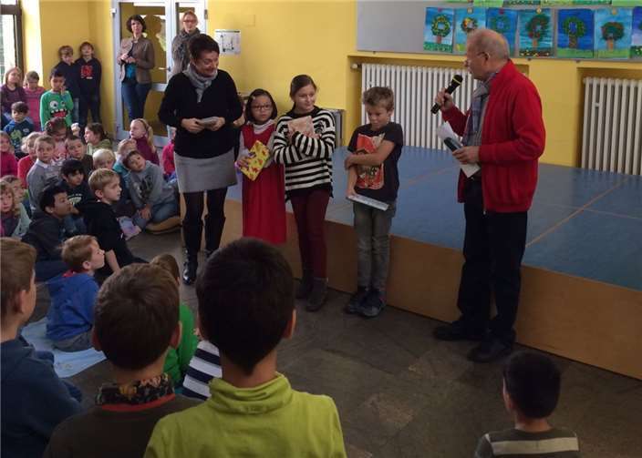 Die Sieger erhielten schöne Buchpreise.