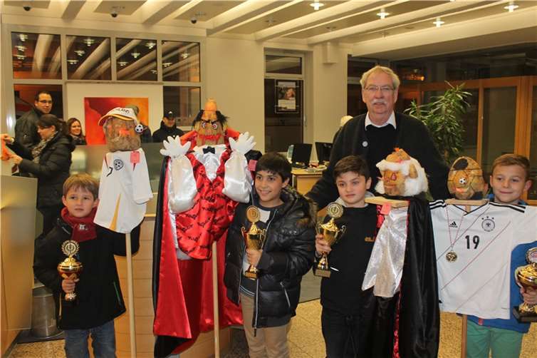 Die Sieger freuen sich über ihre Pokale.